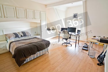 3 bed flat, 4 South Road, Lenton, Nottingham, NG71EB - Image 1